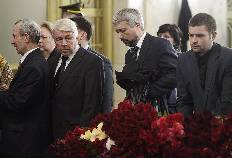 Телеведущий Евгений Примаков (второй справа) во время церемонии прощания с Андреем Карловым