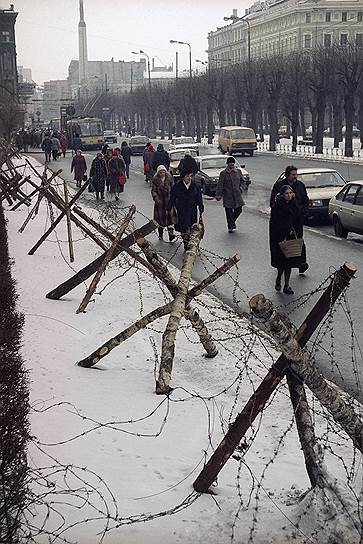 13 января 1991 года в Риге состоялся митинг Народного фронта Латвии в поддержку Верховного совета и Совета министров, в котором приняло участие около полумиллиона человек. Вечером того же дня началось сооружение баррикад вокруг стратегических объектов в Риге и некоторых других городах Латвии. Столкновения сторонников независимости республики и поддерживающих курс на сохранение CCCР продолжались несколько недель. По официальным данным, в конфликте погибли 7 латышей, еще 14 были ранены