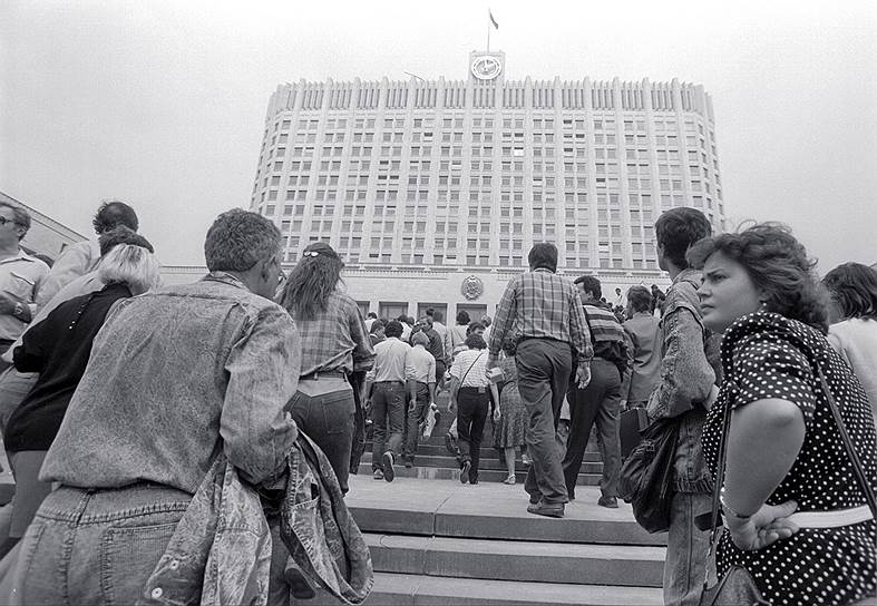 19 августа 1991 года в СССР произошел путч — попытка отстранения президента СССР Михаила Горбачева от власти и смены проводимого им курса, предпринятая ГКЧП&lt;br>На фото: москвичи возводят баррикады у Дома Правительства