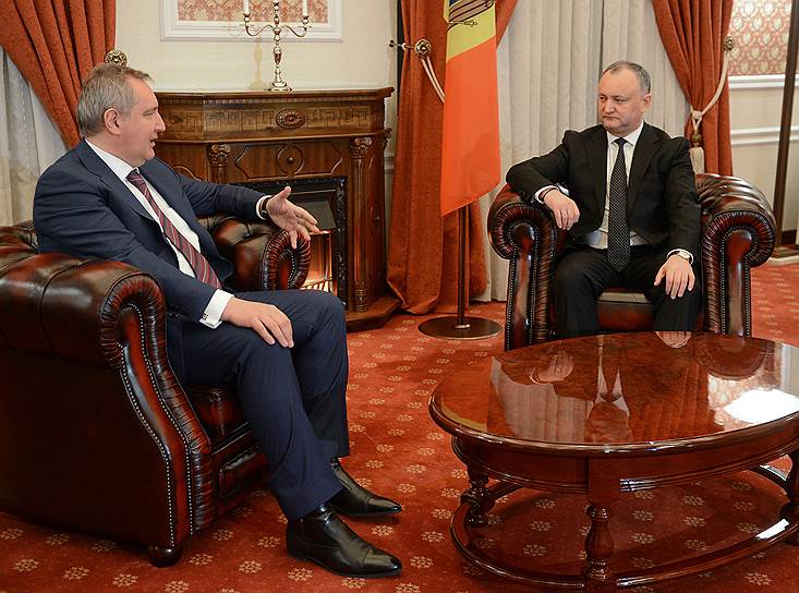 Заместитель председателя правительства РФ Дмитрий Рогозин (слева) и президент Молдавии Игорь Додон 