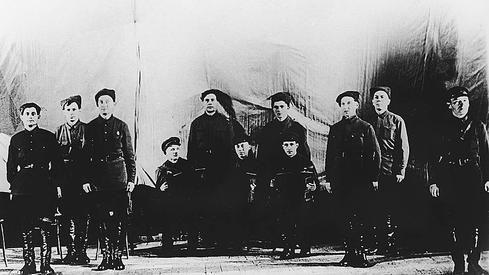 Первое выступление ансамбля состоялось 12 октября 1928 года в Центральном доме Красной армии. На тот момент в его состав входили 12 человек: восемь певцов, два танцора, баянист и чтец