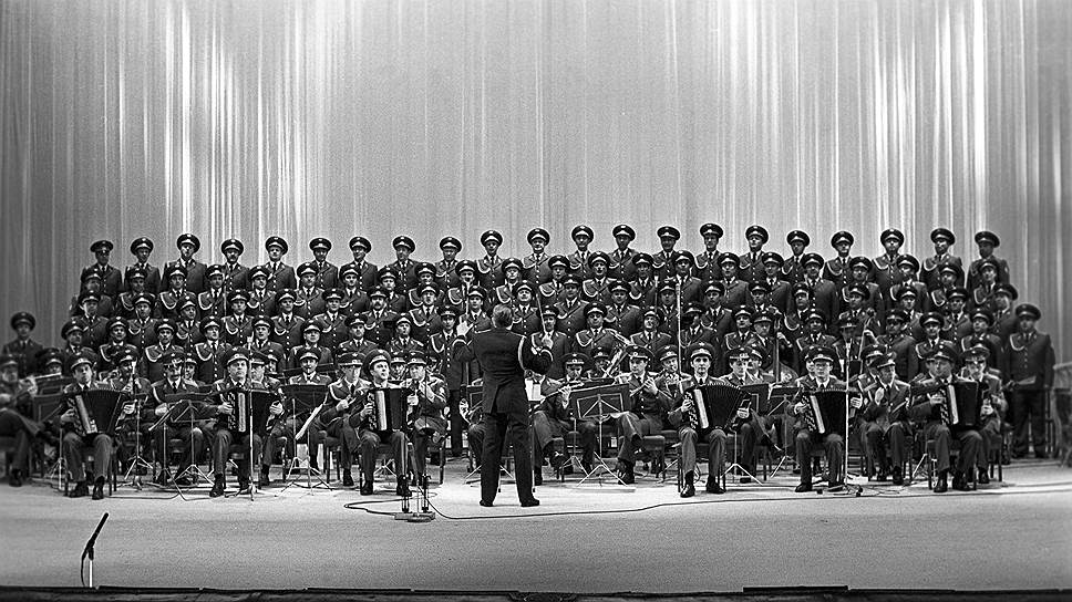 В начале 2016 года в составе ансамбля было 186 участников: из них девять солистов, мужской хор (64 человека), оркестр (38 человек), смешанная танцевальная группа (35 человек)
