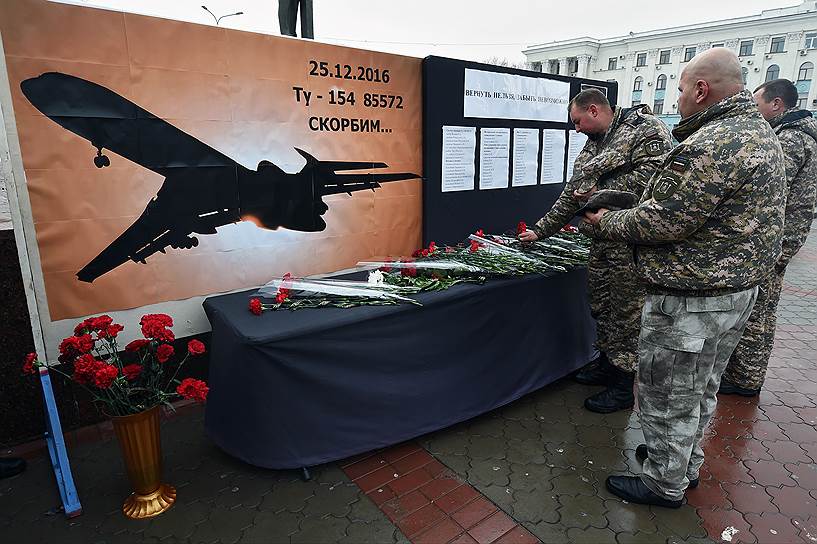 Симферополь. Военнослужащие у траурной доски погибшим в авиакатастрофе Ту-154