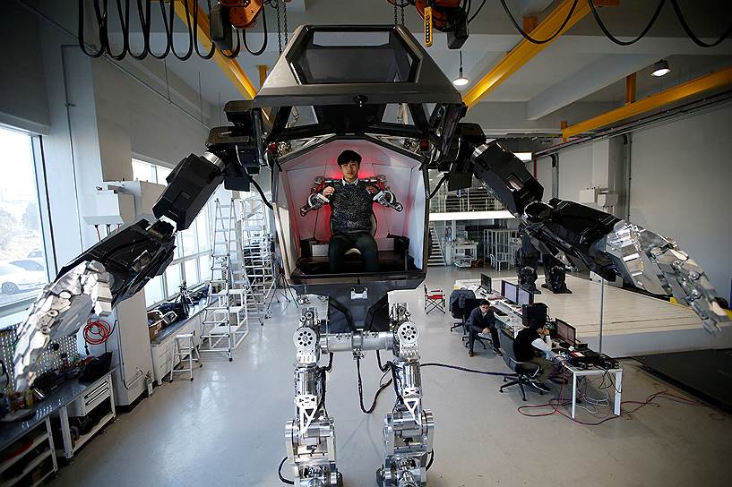 Гунпо, Южная Корея. Мужчина управляет роботом
