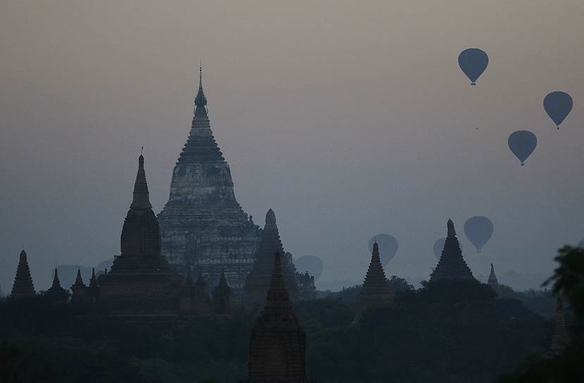 Баган, Мьянма. Воздушные шары на фоне рассвета