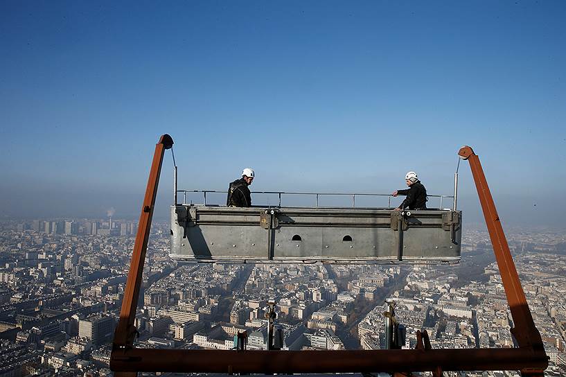 Париж, Франция. Рабочие готовятся к мытью окон башни Монпарнас