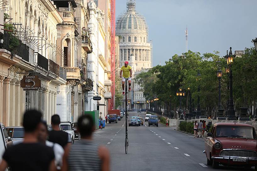 Гавана, Куба. 52-летний Феликс Гуирола едет по городу на самодельном велосипеде