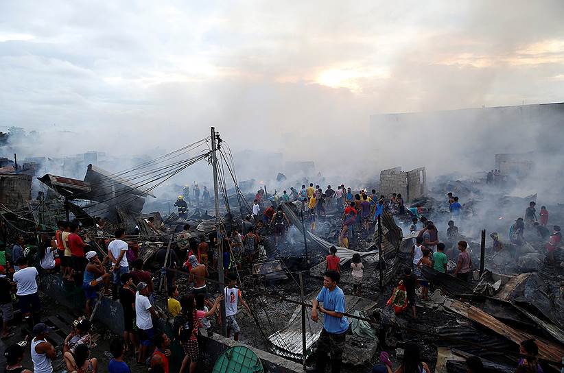 Манила, Филиппины. Местные жители на месте разрушенных пожаром домов