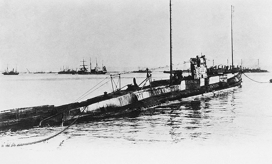 7 мая 1915 года трансатлантический пассажирский турбоход «Лузитания», следовавший по маршруту Нью-Йорк—Ливерпуль, был подбит немецкими торпедами. Спустя 18 минут судно тоннажем 44 тыс. тонн затонуло в 48 км от Ирландии. Погибли 1198 из 1959 человек, находившихся на борту