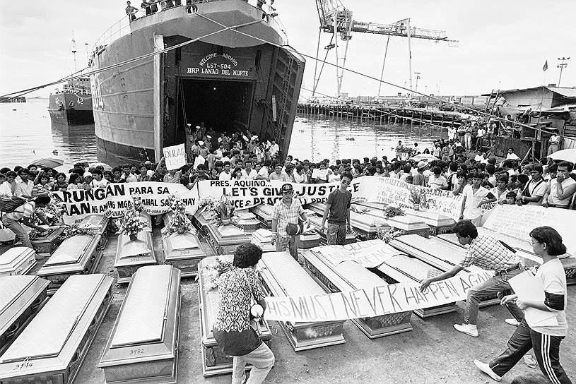 20 декабря 1987 года филиппинский паром «Донья Пас» затонул, столкнувшись с нефтяным танкером MT Vector. Несмотря на то, что его водоизмещение составляло 2,6 тыс. тонн, а пассажировместимость была 1,5 тыс. человек, комиссия по расследованию катастрофы установила, что на судне находились 4341 пассажира, из которых выжили только  24 человека, что делает эту катастрофу крупнейшей в мирное время