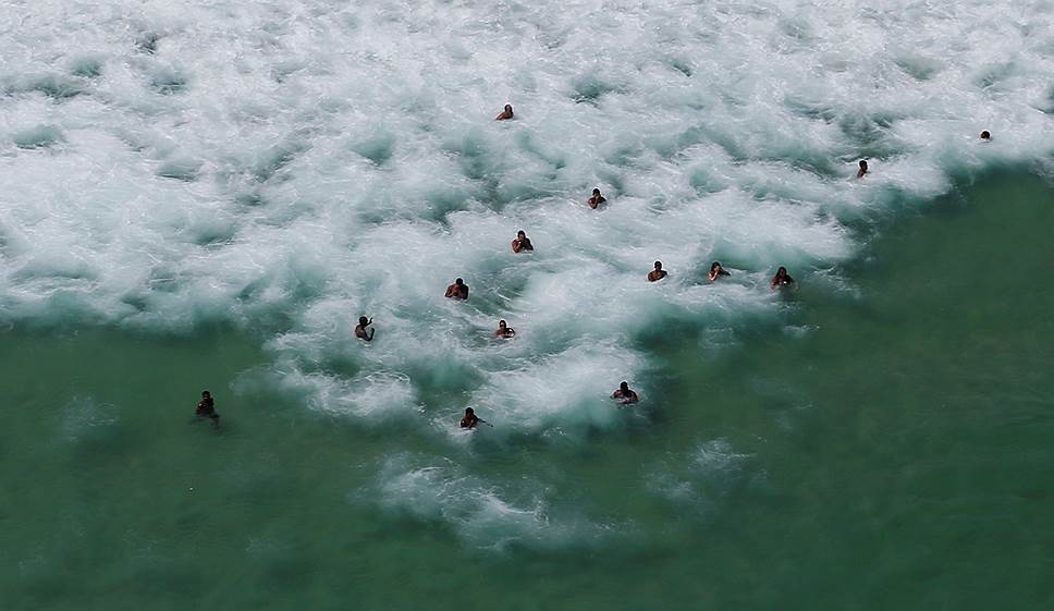 Рио-де-Жанейро, Бразилия. Местные жители и туристы купаются в море
