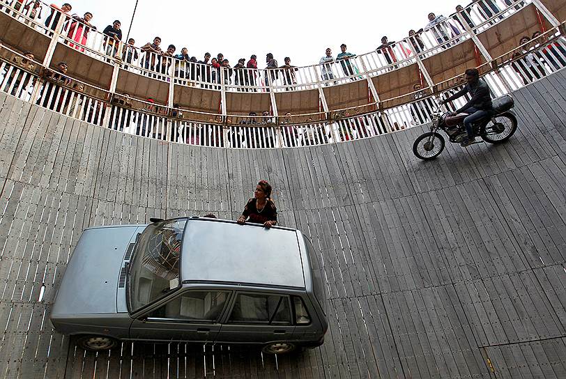 Аллахабад, Индия. Каскадеры едут по стенам специального стадиона