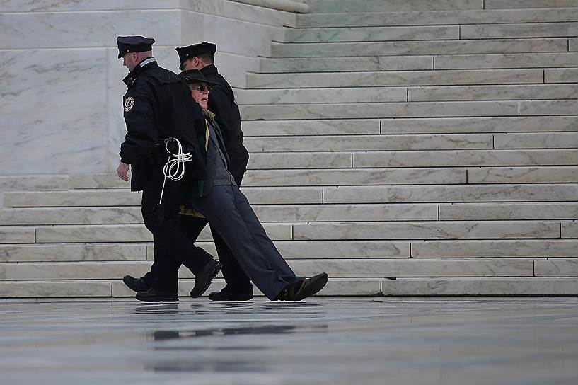 Вашингтон, США. Полицейские задерживают у Верховного суда участника акции в честь 40-ой годовщины исполнения новых законов 