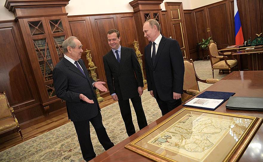 Слева на право: первый президент Татарстана Минтимер Шаймиев, премьер-министр России Дмитрий Медведев и президент России Владимир Путин 