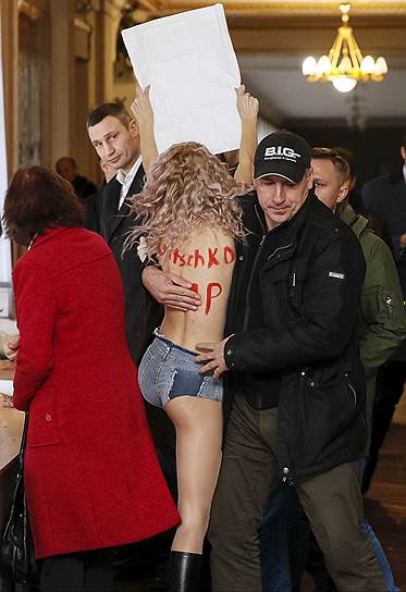 15 ноября 2015 года в Киеве на избирательном участке активистка Femen разделась перед мэром и экс-боксером Виталием Кличко. На груди было написано: «Стоп, сутенер». В движении пояснили, что считают Кличко причастным к «крышеванию» секс-индустрии столицы Украины