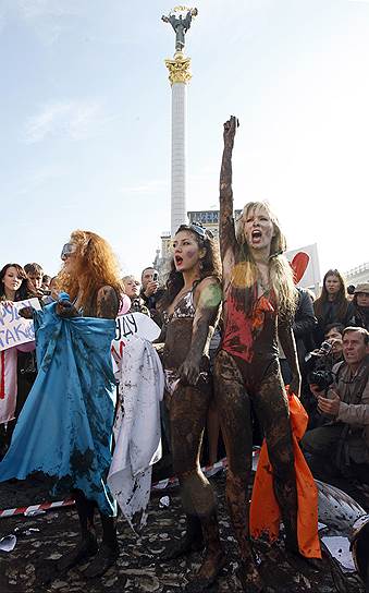 Одна из первых акций Femen прошла на Майдане. 19 октября 2008 года активистки устроили «Грязные игры» — так они выразили свою позицию по поводу проведения внеочередных выборов Верховной рады