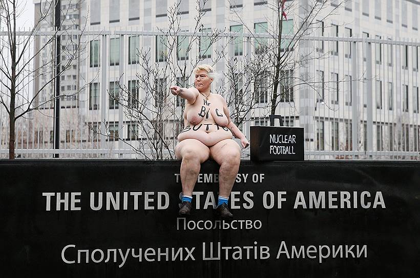 5 января 2018 года активистка Femen Александра Немчинова провела одиночный протест у здания американского посольства в Киеве. Акция высмеивала угрозы, которыми обменялись президент США Дональд  Трамп и лидер  КНДР Ким Чен Ын. Полуобнаженная женщина загримировалась под американского президента и нанесла на тело надпись «Мистер большая кнопка» 