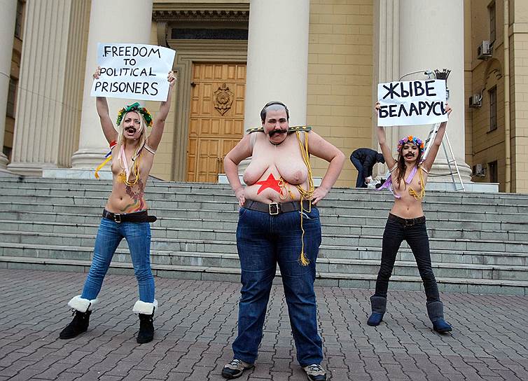 Активистки Femen во время акции протеста у здания Комитета государственной безопастности Белоруссии 19 декабря 2011 года