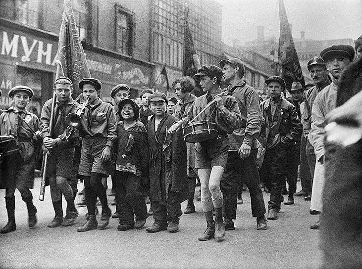 Беспризорники в составе пионерской колонны на первомайской демонстрации 1927 года