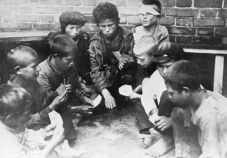 Беспризорники играют в карты на улице в Москве, 1922 год