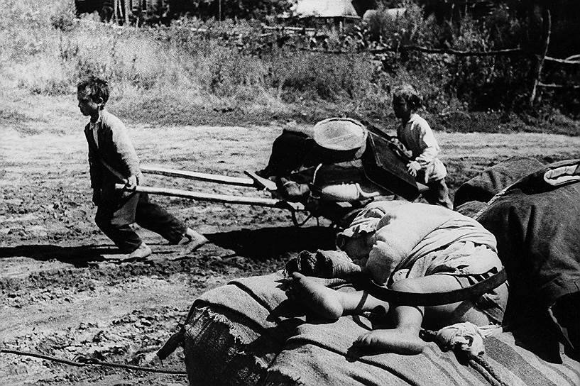 Дети без родителей возвращаются в свою деревню в Калужской области, освобожденной от оккупантов, 1943 год
