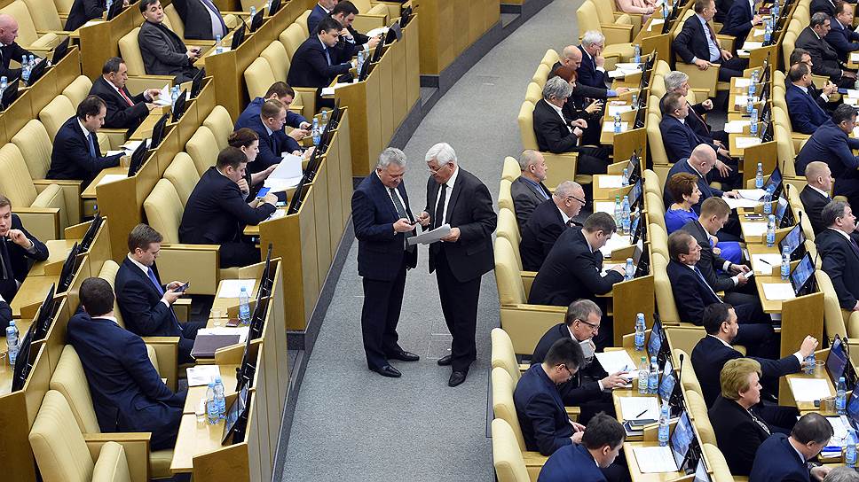 В зале совета Госдумы нашлись дополнительные стулья для сотрудников администрации президента