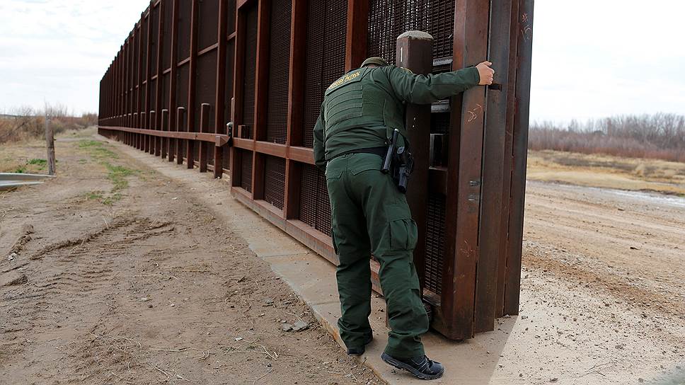 Как Дональд Трамп отгораживает США стеной от мигрантов и беженцев