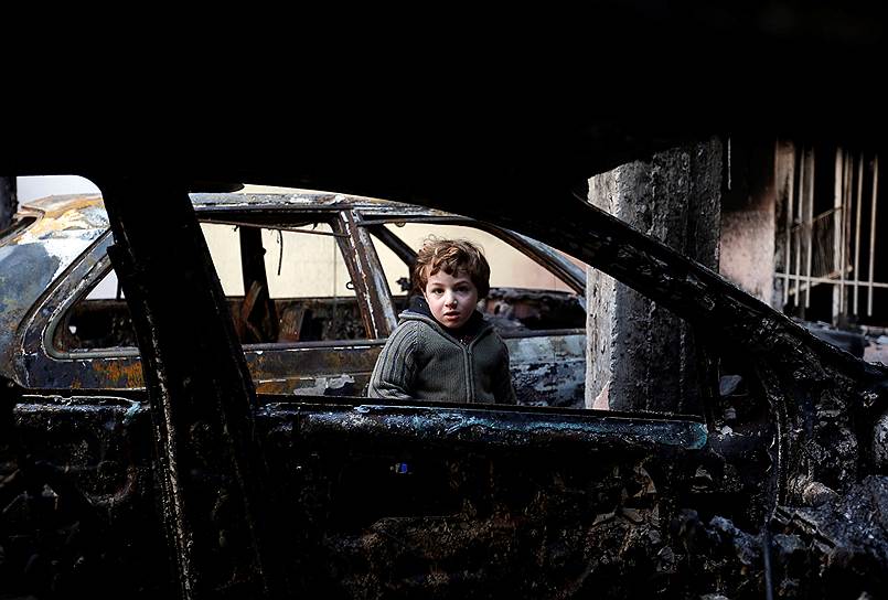 Мосул, Ирак. Мальчик в доме, сожженном террористами «Исламского государства» 
