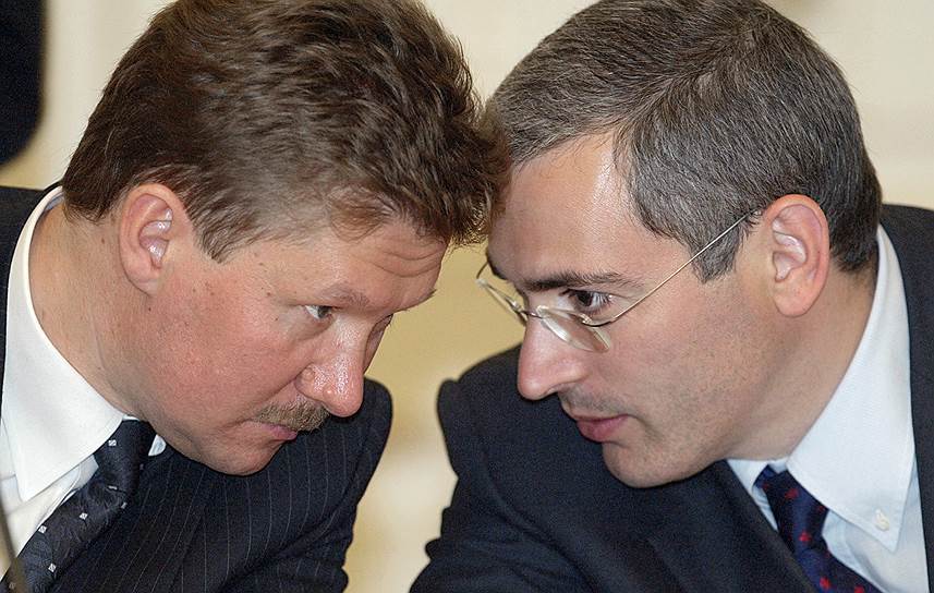Глава РАО «Газпром» Алексей Миллер (слева) и председатель правления НК ЮКОС Михаил Ходорковский (справа), 2003 год