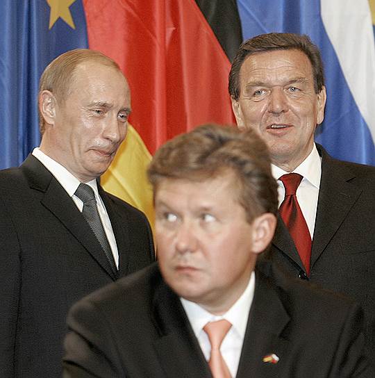 Слева направо: президент России Владимир Путин, глава РАО «Газпром» Алексей Миллер и канцлер ФРГ Герхард Шрёдер, 2005 год 