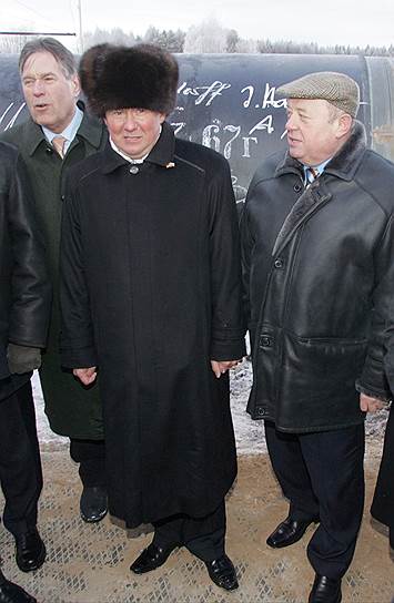 Глава РАО «Газпром» Алексей Миллер (в центре) и председатель Правительства России Михаил Фрадков (справа), 2005 год