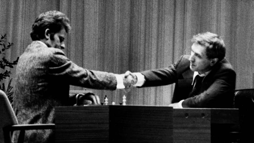 «Сейчас, по прошествии лет, я жалею, что отказался выигрывать матч у Фишера»&lt;br>В 1972 году состоялся один из самых знаковых и скандальных матчей в истории шахмат. Чемпион мира Борис Спасский встречался с Робертом Фишером (на фото справа). Игра была неровной: соперники по очереди выигрывали и проигрывали, на вторую партию матча американец не явился вовсе, уступив очко. В 21-й партии Спасский допустил ошибку, а на следующий день не пришел на доигрывание, уступив американцу корону. Призовой фонд поединка в Рейкьявике $250 тыс. по тем временам был колоссальным. Советский шахматист выиграл тогда $93 тыс.