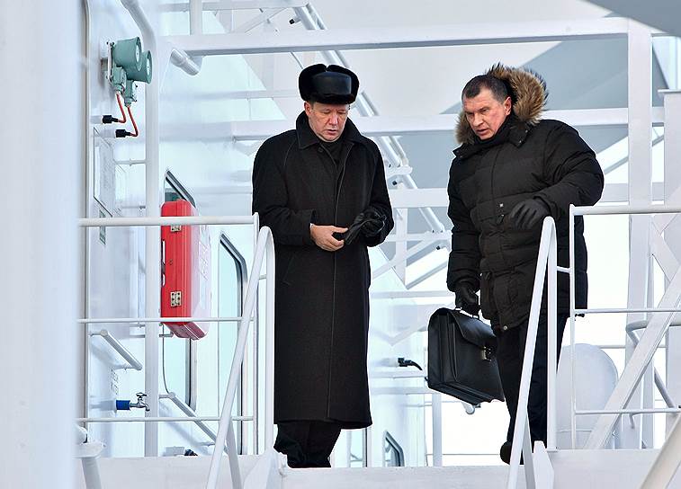 Заместитель председателя правительства России Игорь Сечин (справа) и председатель правления ОАО «Газпром» Алексей Миллер (слева), 2009 год