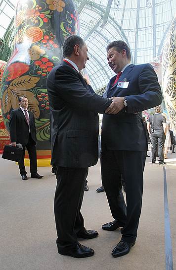 Заместитель председателя правительства России Игорь Сечин (слева) и председатель правления ОАО «Газпром» Алексей Миллер (справа), 2010 год