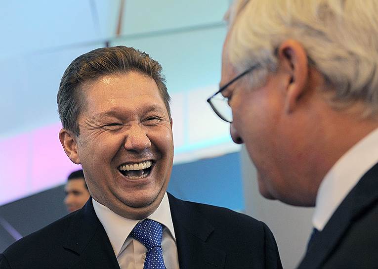 Председатель правления ОАО «Газпром» Алексей Миллер (слева) и главный исполнительный директор Shell Питер Возер (справа), 2011 год