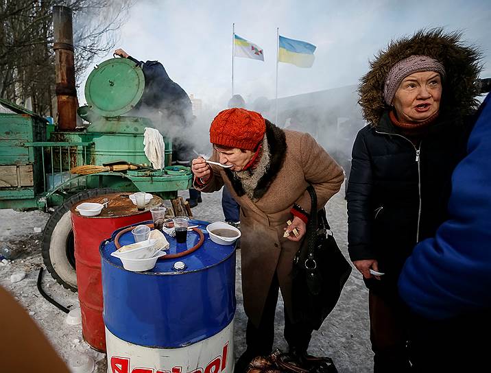Авдеевка, Украина. Местные жители в специальном центре для пострадавших от обстрелов 