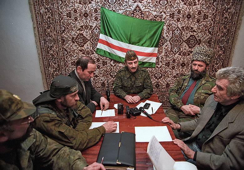 В июне 1991 года на территории бывшей Чечено-Ингушской АССР была образована Чеченская Республика Ичкерия. Новая республика не была признана федеральным правительством. Сепаратизм в республике привел к двум Чеченским войнам (в 1994-1996 и в 1999-2000 годах)&lt;br>На фото: Президент Ичкерии Джохар Дудаев (в центре), 1996 