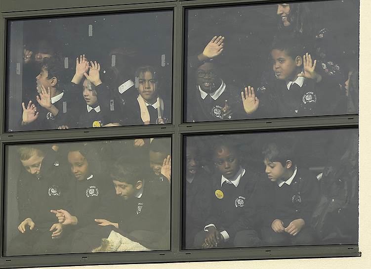 Лондон, Великобритания. Ученики школы Митчелла Брука смотрят, как принц Уильям и его жена Кейт Миддлтон уезжают после благотворительного мероприятия в рамках Недели психического здоровья детей