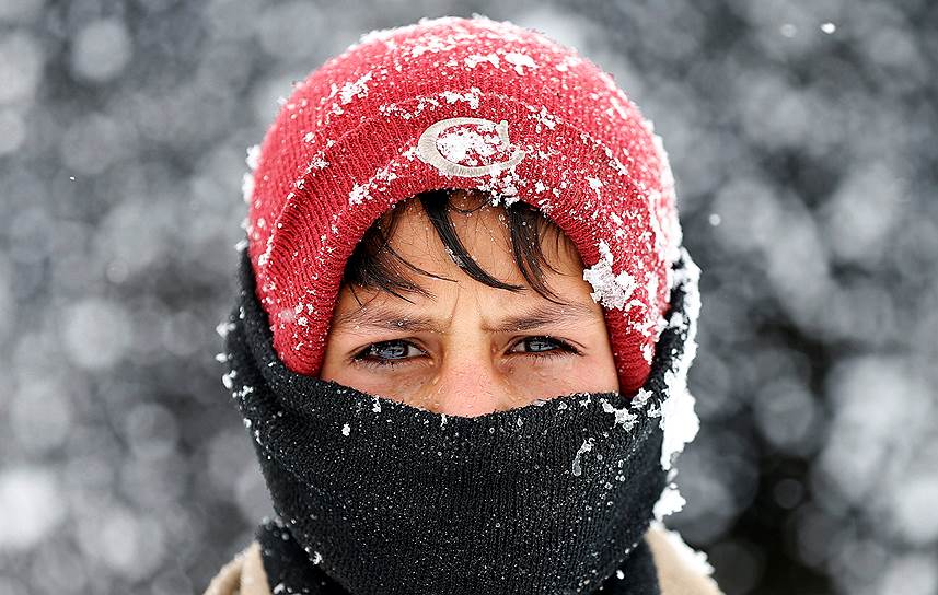 Кабул, Афганистан. Мальчик во время снегопада 