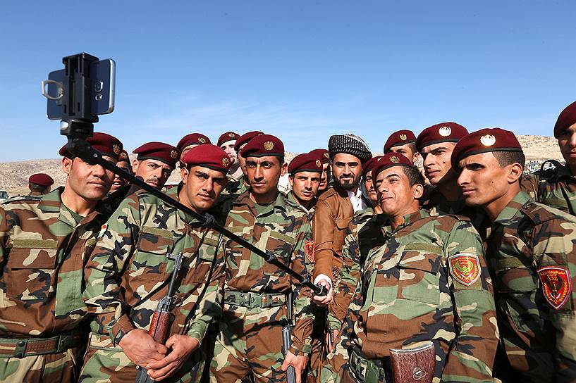 Дахук, Ирак. Арабские солдаты, присоединившиеся к курдским боевым частям, фотографируются на выпускной церемонии из тренировочного лагеря