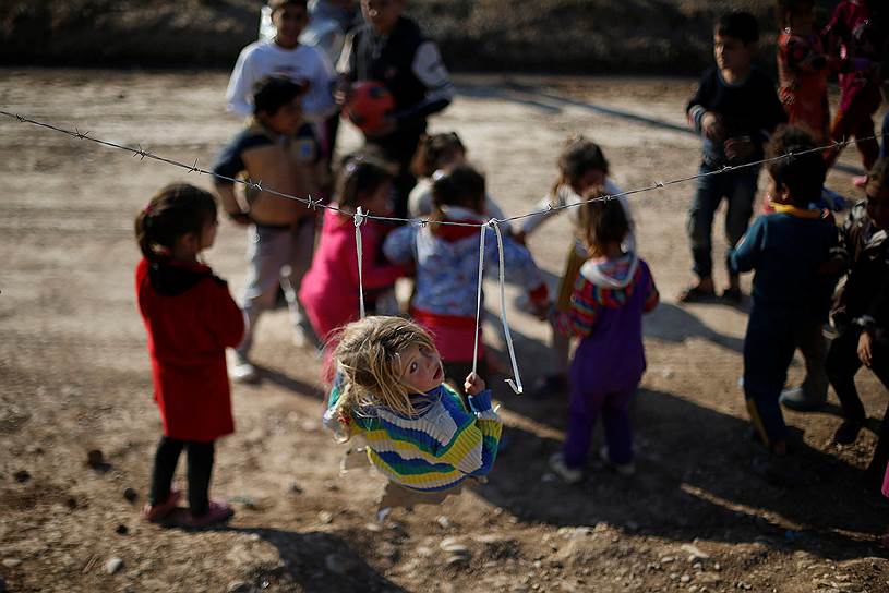 Мосул, Ирак. Дети играют в лагере для беженцев, которые потеряли дом во время операции по вытеснению террористов «Исламского государства» из города
