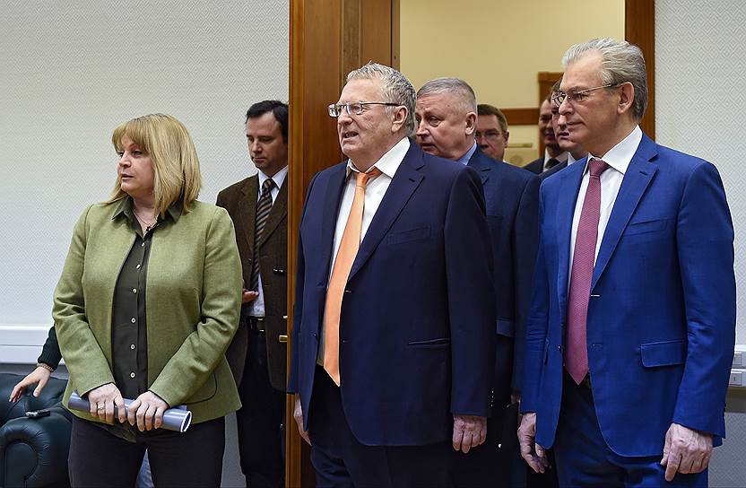 Справа налево: заместитель председателя ЦИК России Николай Булаев, член ЦИК Сергей Сироткин, лидер ЛДПР Владимир Жириновский и председатель Центральной ЦИК Элла Памфилова