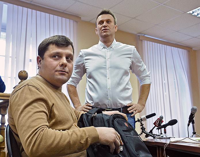 Бывший директор «Вятской лесной компании» Петр Офицеров (слева) и основатель Фонда борьбы с коррупцией Алексей Навальный