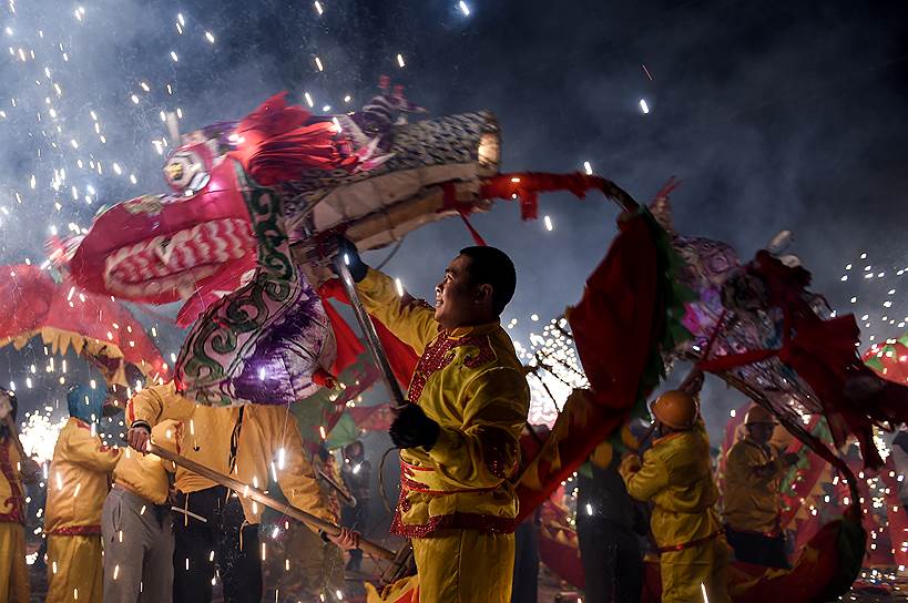 Цзуньи, Китай. Местные жители исполняют традиционный танец дракона перед праздником фонарей 