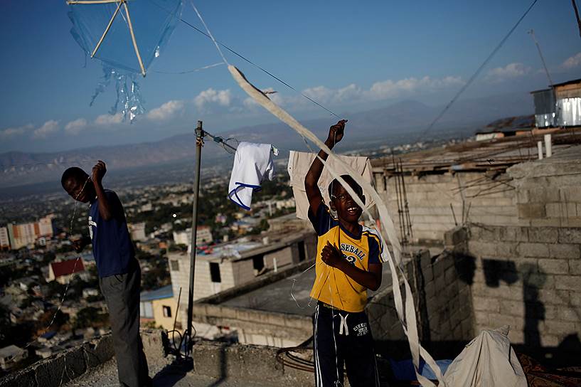 Порт-о-Пренс, Гаити. Дети запускают воздушных змеев