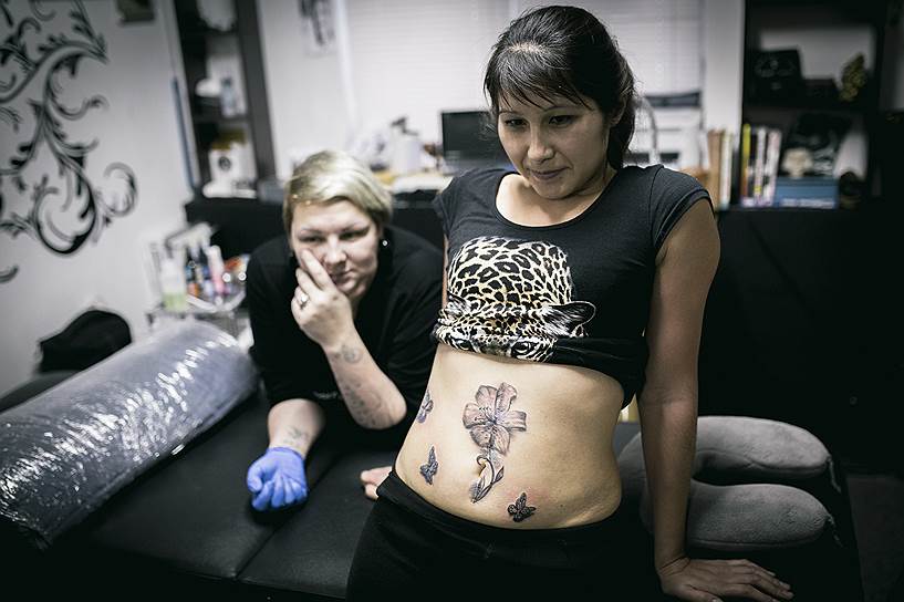 Евгения Захар вдохновилась примером бразильского тату-мастера Флавии Карбональо, которая помогает женщина скрыть следы домашнего насилия при помощи рисунков на теле. Уфимская татуировщица решила помогать местным женщинам таким же образом