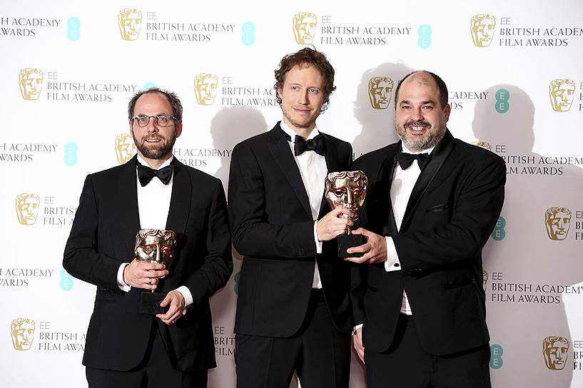 Слева направо: продюсер Габор Шипош, режиссер Ласло Немеш и продюсер Габор Райна со статуэтками за лучший фильм не на английском языке