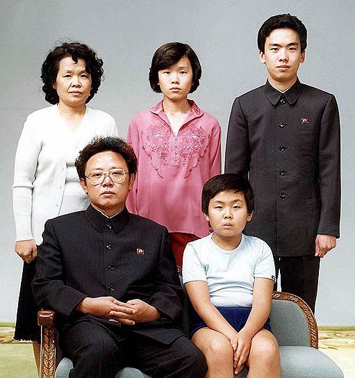 Бывший глава КНДР Ким Чен Ир (внизу слева) и его старший сын Ким Чон Нам (внизу справа), 1981 год