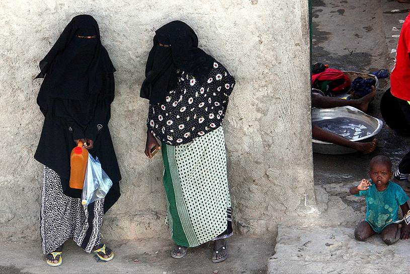 Несмотря на то что большая часть населения Джибути исповедует ислам суннитского толка, местные женщины так одеваются редко. Скорее всего, эти переселились из Йемена, где идет гражданская война
