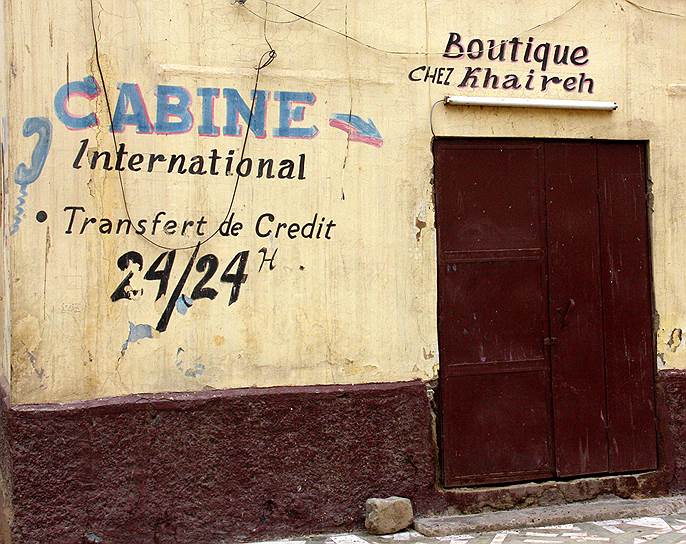 Туризм в Джибути пока остается второстепенной отраслью экономики. По разным оценкам, доходы этой индустрии приносят в бюджет страны менее $10 млн в год&lt;br> На фото: международный переговорный пункт, а заодно бутик